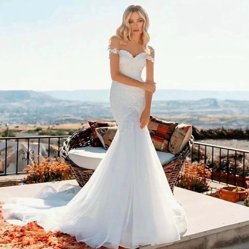 ✨NEVER WORN✨ Off Shoulder, White Lace Wedding Dress